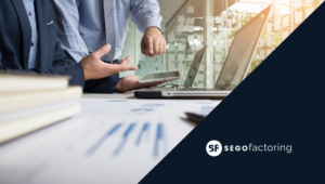 Profesionales revisando gráficos financieros en oficina, concepto de gestión del circulante y factoring — SEGO Factoring.