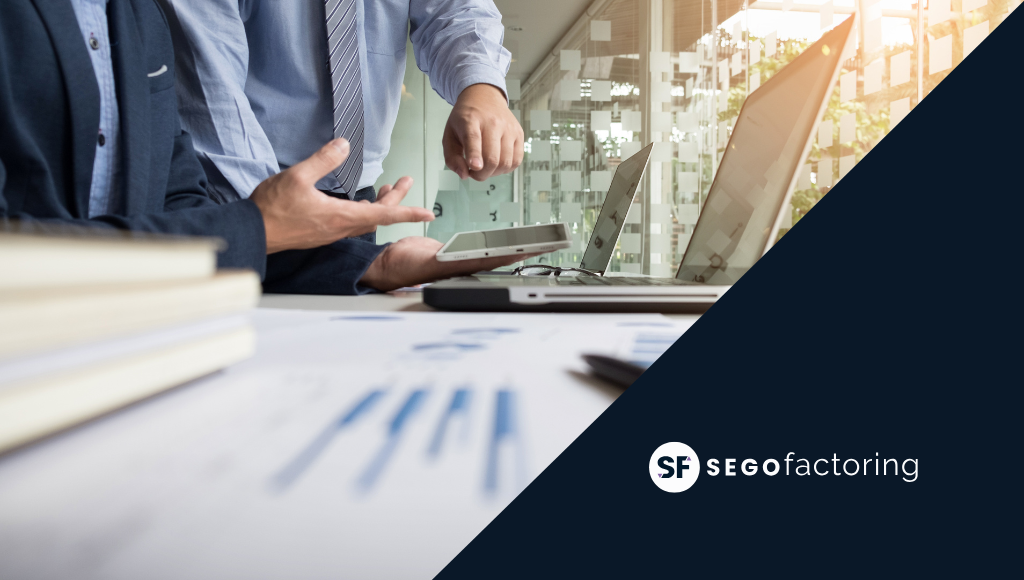 Profesionales revisando gráficos financieros en oficina, concepto de gestión del circulante y factoring — SEGO Factoring.