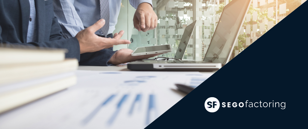 img-report-sept-factoring Profesionales revisando gráficos financieros en oficina, concepto de gestión del circulante y factoring — SEGO Factoring.