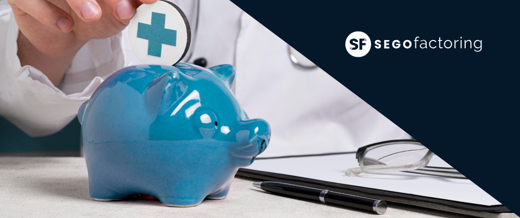 Concepto de salud financiera empresarial con hucha azul y símbolo médico junto al logo de SEGO Factoring