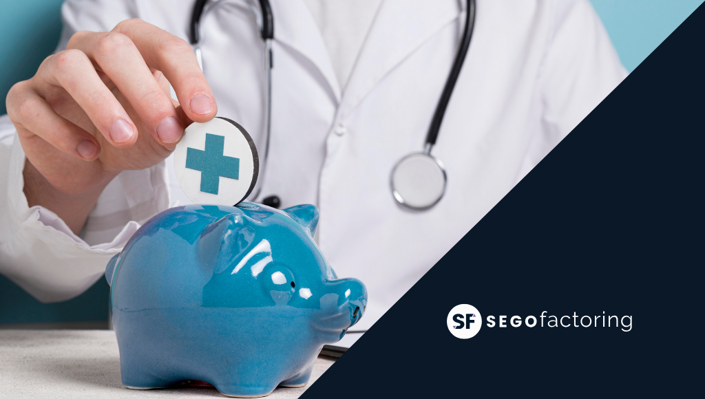 Concepto de salud financiera empresarial con hucha azul y símbolo médico junto al logo de SEGO Factoring