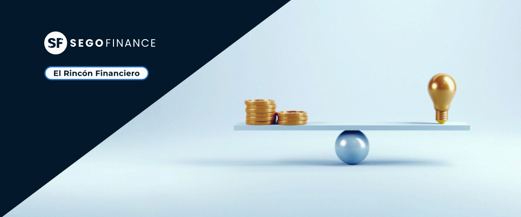 Balance entre dinero y creatividad representado por monedas y bombilla sobre una balanza, imagen para artículo sobre cómo valorar una startup sin EBITDA en El Rincón Financiero de SEGOFINANCE.