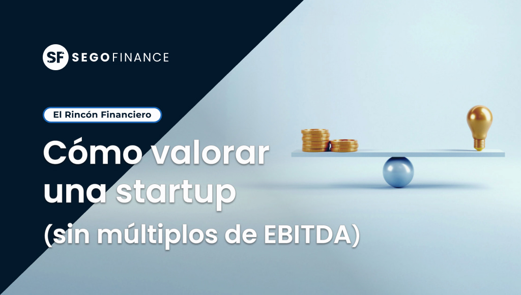 Balance entre dinero y creatividad representado por monedas y bombilla sobre una balanza, imagen para artículo sobre cómo valorar una startup sin EBITDA en El Rincón Financiero de SEGOFINANCE.