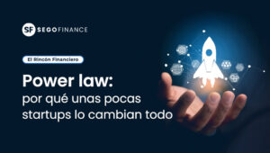 Imagen destacada sobre el power law en venture capital con diseño de cohete despegando y mano sosteniéndolo, representando cómo unas pocas startups generan la mayoría del retorno — SEGOFINANCE.