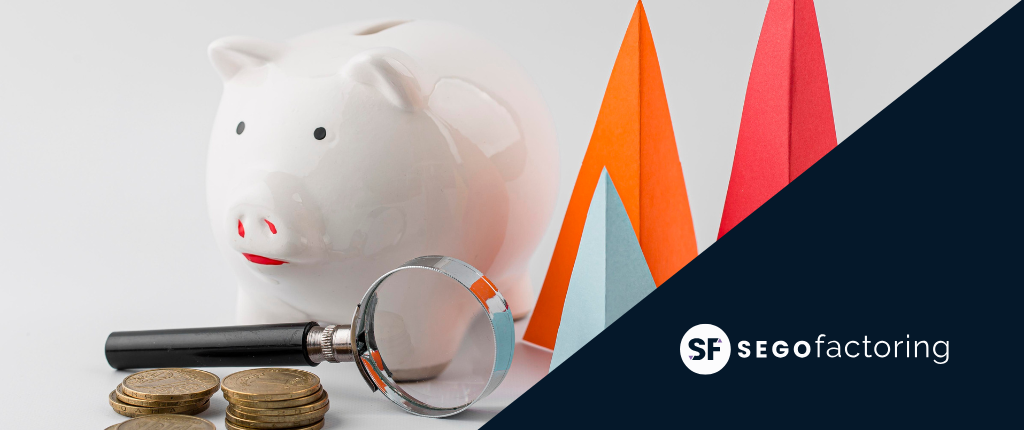 Hucha blanca con monedas y lupa junto a gráficos en forma de flechas, acompañado del logotipo de SEGO Factoring.