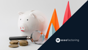 Hucha blanca con monedas y lupa junto a gráficos en forma de flechas, acompañado del logotipo de SEGO Factoring.