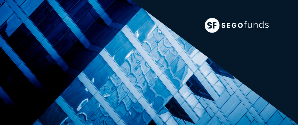 Imagen corporativa de SegoFunds con fachada de edificio en tonos azules y logotipo SF en composición moderna