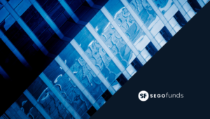 Imagen corporativa de SegoFunds con fachada de edificio en tonos azules y logotipo SF en composición moderna