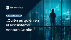 Imagen corporativa de SEGOFINANCE con el texto “El Rincón Financiero”. Una persona de espaldas observa un skyline urbano nocturno a través de un gran ventanal, con gráficos financieros y líneas de datos superpuestos sobre la ciudad, en tonos azules y tecnológicos.