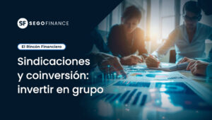 Grupo de inversores analizando datos financieros en una sindicación de inversión en startups