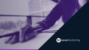 Persona firmando o rellenando un documento con pluma sobre una mesa, en tono morado desaturado, con el logo de SEGO Factoring superpuesto sobre fondo azul marino