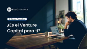 Portada de El Rincón Financiero de SEGOFINANCE “¿Es el Venture Capital para ti?”, con un inversor pensativo analizando gráficos en su portátil sobre una mesa de madera